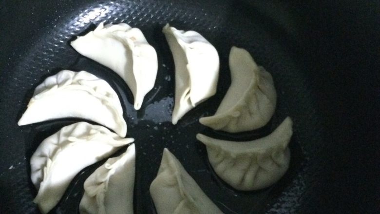 电饭锅煎饺,1、电饭锅里倒适当的色拉油！
2、把饺子放好，盖上盖子按煮饭，自动跳！