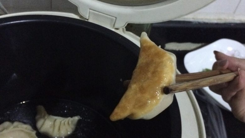电饭锅煎饺,跳了之后就加水，没过水饺一半，自动跳了之后就可以了！