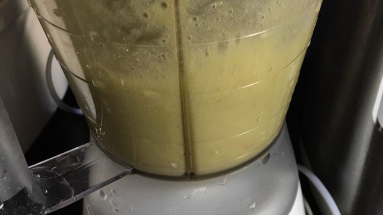蔬果糊-3,用1/3的食材加入200ml40度以下的溫開水打糊,約2分鐘