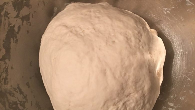 生煎菜包子,用力揉直到很面团很柔软很光滑为止，在揉面的过程中如果发现面粉太干了可以再加一滴点水，记住一点不能太多。放在温暖处发酵至两倍大
