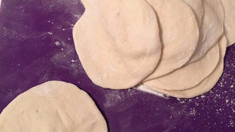 生煎菜包子,将发酵的面团平均分成16份，擀成面皮