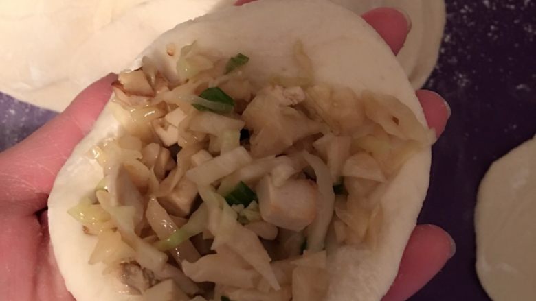 生煎菜包子,包些馅料，馅料随着自己的喜爱来制作