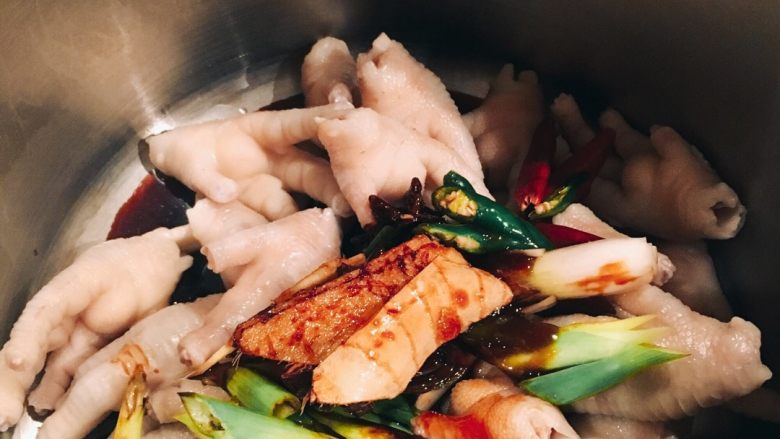 快手系列之---蚝吃香辣鸡爪(好吃鸡爪),把刚才准备好的鸡爪和那一碗料同时放入锅里。
