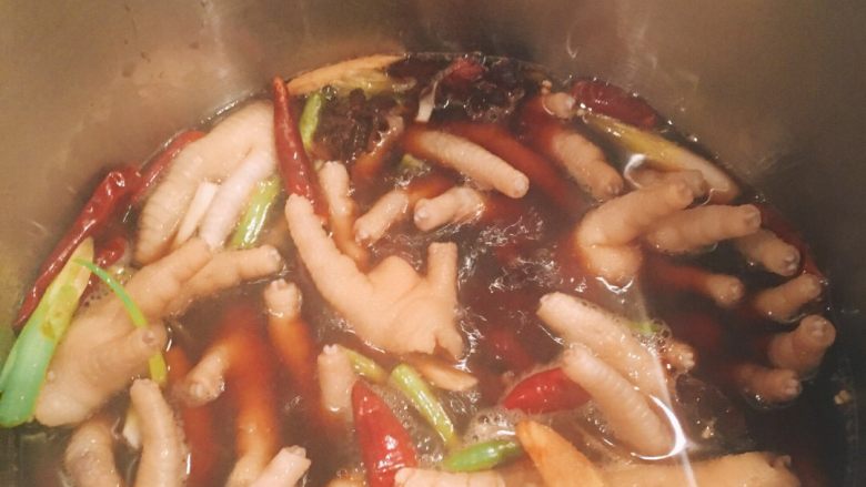 快手系列之---蚝吃香辣鸡爪(好吃鸡爪),开大火,烧至水开,然后转中小火,盖上锅盖焖煮。