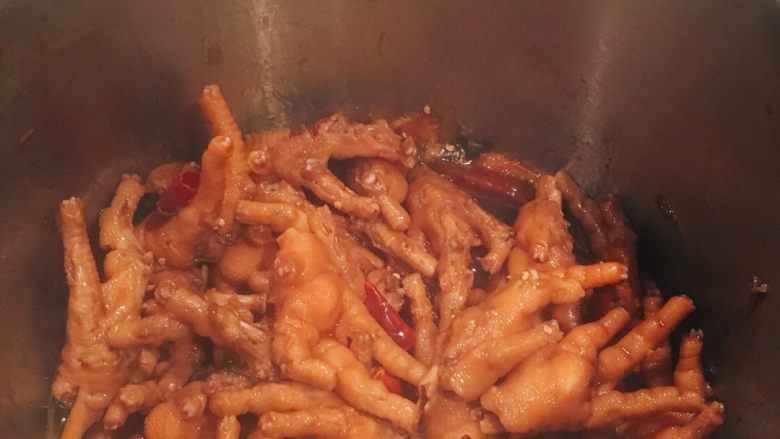 快手系列之---蚝吃香辣鸡爪(好吃鸡爪),中途揭开锅盖翻拌,使鸡爪入味。差不多20分钟以后,汤汁就基本收干了,但还会留个底。这时候开大火,不停的翻拌收汁,使汤汁均匀的裹在鸡爪子上。收汁的时候可以加一只出来尝一下,盐味不够的就稍微放一点盐,口味自行调节。