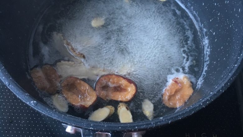 气血双补水煮蛋,转小火炖煮几分钟,让药材的药性挥发出来