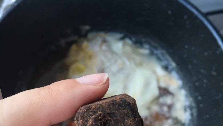 气血双补水煮蛋,我是喜欢甜食的,所以要加糖,贪心的放了两块进去,喜欢淡食的忽略过,就能开动了。