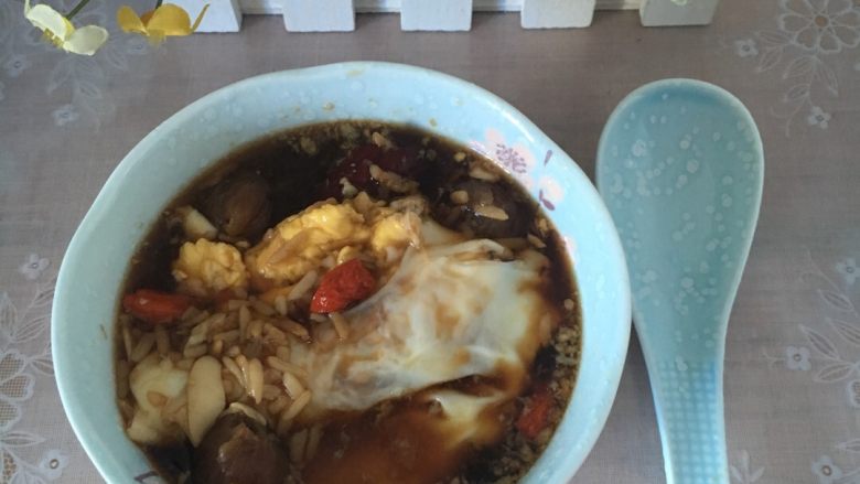 气血双补水煮蛋,找套餐具盛进去,美美的上桌,美好的一天开启了,满满的能量啊!