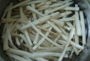 狗宝咸菜,切成细条,再泡12个小时以解除异味,用手捏捏有些发软就好了,捞出控干水分