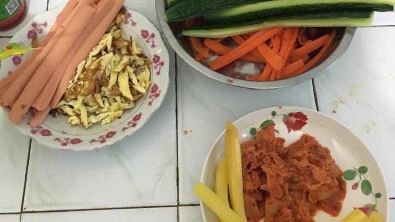 肉松寿司,1、寿司米用清水洗净,加入比平时煮饭少一点的水,放入电饭锅内煮熟后焖八分钟左右,打开锅盖散热。
2、将<a style='color:red;display:inline-block;' href='/shicai/ 54'>黄瓜</a>、<a style='color:red;display:inline-block;' href='/shicai/ 25'>胡萝卜</a>洗净,<a style='color:red;display:inline-block;' href='/shicai/ 54'>黄瓜</a>、<a style='color:red;display:inline-block;' href='/shicai/ 25'>胡萝卜</a>、<a style='color:red;display:inline-block;' href='/shicai/ 438'>火腿</a>分别切成条,<a style='color:red;display:inline-block;' href='/shicai/ 25'>胡萝卜</a>放入热水中过水,直至变软,捞出沥干水分备用。
3、<a style='color:red;display:inline-block;' href='/shicai/ 9'>鸡蛋</a>打成蛋液,加少许盐搅拌均匀,煎成蛋饼摊凉切成0.5厘米左右宽的蛋丝。
4、待寿司米温度略高于手温时加入适量的<a style='color:red;display:inline-block;' href='/shicai/ 4734'>寿司醋</a>拌均匀。(这点很重要,醋必须拌均匀防止米产生结块和口感不好)
