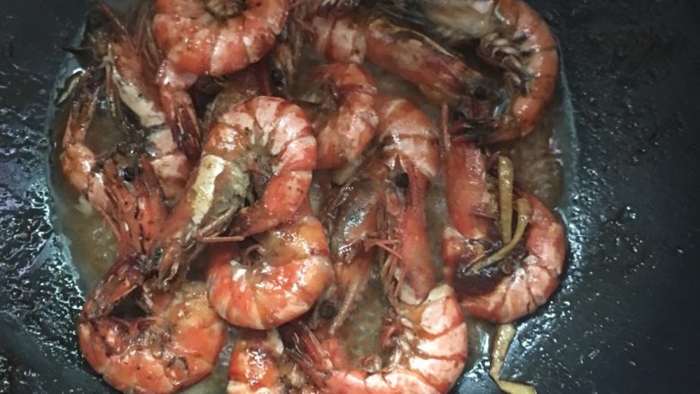 #年夜饭#酱爆鲜虾,加入少许的水,翻炒均匀。尝试一下咸淡甜味适宜。