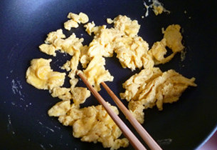 海鲜菠萝炒饭,锅中加入适量玉米油，中小火热锅，鸡蛋打散加入适量盐，黑胡椒粉和料酒打匀后，倒入锅中，待鸡蛋略凝结时用筷子滑散开来至8分熟时盛出备用。