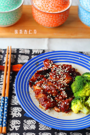 日式照烧小鸡腿,最后再鸡腿表面撒上熟白芝麻和黑胡椒粉,趁热食用吧~~~