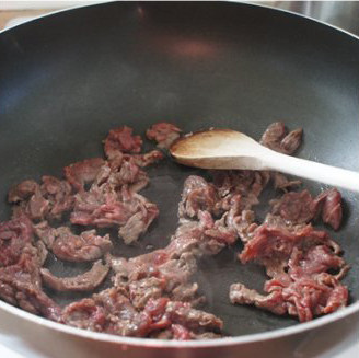 蘑菇洋葱牛肉小炒——偶尔自私很开心,切片牛肉用调料腌制15分钟以上。