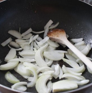 蘑菇洋葱牛肉小炒——偶尔自私很开心,锅热油，下牛肉快炒至变色，起锅装入碗中备用。