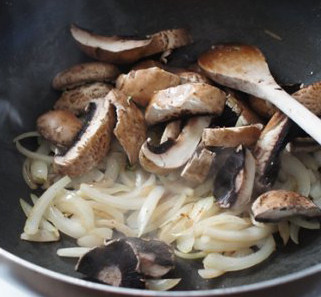 蘑菇洋葱牛肉小炒——偶尔自私很开心,锅热油，下洋葱，翻炒至变色变软。