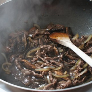 蘑菇洋葱牛肉小炒——偶尔自私很开心,加入蘑菇，炒软，最后加入牛肉，将所有材料炒熟，起锅。