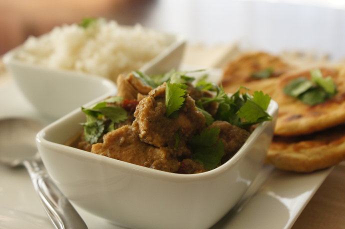 独家秘方:传统印度鸡肉咖喱,搭配米饭和印度馕,撒上香菜,享用这道传统印度鸡肉咖喱吧。