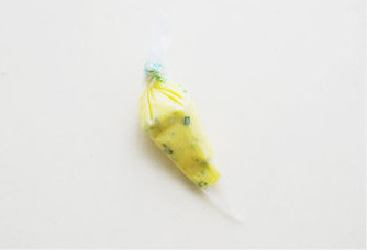 【金蒜面包】,将馅料装入裱花袋中,室温存放待用。