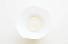【金蒜面包】,基本面包材料中除黄油以外所有的材料混合揉匀,揉至能拉出膜的状态时加入黄油揉至光滑不粘手,能拉出薄膜且戳破薄膜洞壁是光滑的;