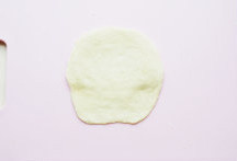 【金蒜面包】,取一块面团排气后摁扁,用擀面杖擀成3-5mm厚的面饼;