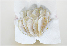 美味没商量的童年零食【炸多味鱼】 ,多味鱼浸泡20分钟，用厨房纸拭干表面水份；