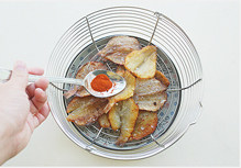 美味没商量的童年零食【炸多味鱼】 ,撒上<a style='color:red;display:inline-block;' href='/shicai/ 146542'>孜然粉</a>、<a style='color:red;display:inline-block;' href='/shicai/ 761'>辣椒粉</a>颠匀即可。