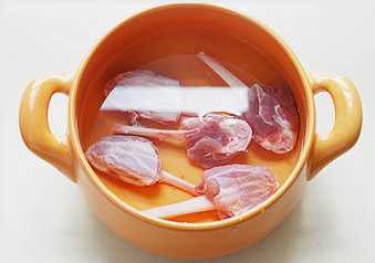 开胃下饭的绝味小凉菜【剔骨肉拌茄子】,剔骨肉洗净放入锅内，注入清水要没过肉；