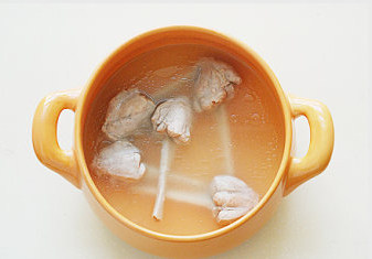 开胃下饭的绝味小凉菜【剔骨肉拌茄子】,大火煮开盖锅盖转小火慢炖1-1.5小时，直至肉离骨，室温放凉待用；