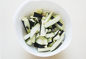 开胃下饭的绝味小凉菜【剔骨肉拌茄子】,<a style='color:red;display:inline-block;' href='/shicai/ 58'>茄子</a>洗净切成条，加入1茶匙盐腌30分钟；