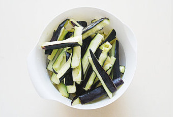 开胃下饭的绝味小凉菜【剔骨肉拌茄子】,将腌软的茄子条用双手将其挤出水份；