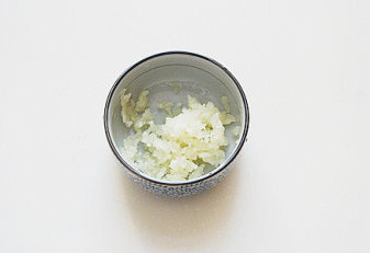 开胃下饭的绝味小凉菜【剔骨肉拌茄子】,<a style='color:red;display:inline-block;' href='/shicai/ 2794'>大蒜</a>去皮捣成泥；