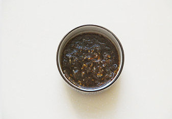 开胃下饭的绝味小凉菜【剔骨肉拌茄子】,蒜泥加入<a style='color:red;display:inline-block;' href='/shicai/ 788'>生抽</a>、<a style='color:red;display:inline-block;' href='/shicai/ 10588'>糖</a>、<a style='color:red;display:inline-block;' href='/shicai/ 847'>香油</a>调匀；