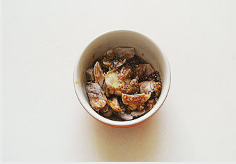 开胃下饭的绝味小凉菜【剔骨肉拌茄子】,剔骨肉撕成粗条，加入步骤7的料汁拌匀；