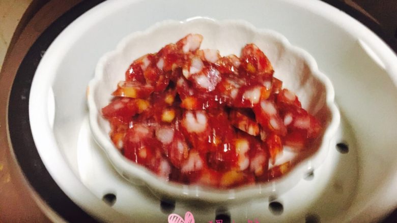 莴苣炒香肠,香肠上锅蒸二十分钟,我是蒸米饭的时候顺便蒸的