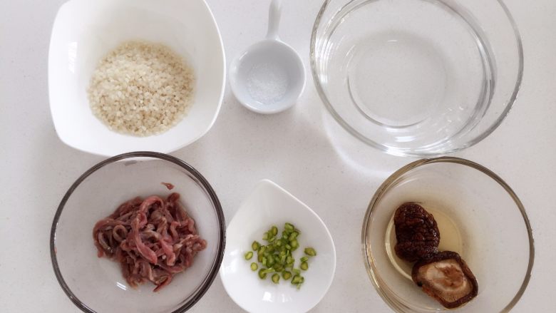 香菇牛肉粥—成品软糯香滑，还补铁， 暖心,准备好所有食材。将<a style='color:red;display:inline-block;' href='/shicai/ 216'>牛肉</a>去筋膜（<a style='color:red;display:inline-block;' href='/shicai/ 216'>牛肉</a>上白色的膜），切成细条，给宝宝吃，尽量切细点。
》<a style='color:red;display:inline-block;' href='/shicai/ 216'>牛肉</a>处理前用清水浸泡20-30分钟，然后冲洗去掉血水。
》图片中绿色的是芦笋，小芽做饭剩余了点，就同步加进去了。