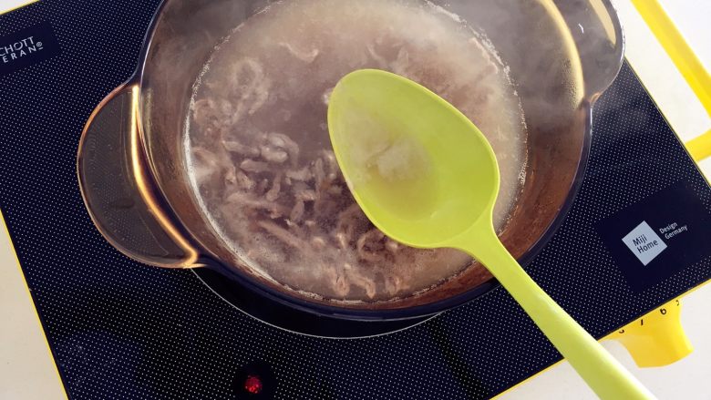 香菇牛肉粥—成品软糯香滑，还补铁， 暖心,另准备一个锅，将牛肉焯水5分钟，把表面的泡沫去掉，把牛肉取出。
》如果是猪肉，也需要撇除泡沫，不然会比较腥。
