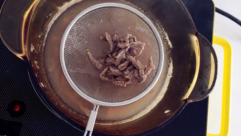 香菇牛肉粥—成品软糯香滑，还补铁， 暖心,取出牛肉备用，此时牛肉基本已熟，用手差不多可以捏扁弄碎。
》剩余的牛肉汤，等会加入2-3勺到粥中炖煮，其他的可用来煮面，超级美味哈！