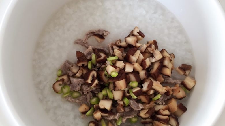 香菇牛肉粥—成品软糯香滑，还补铁， 暖心,在BB煲炖了差不多2个小时的时候，将牛肉和香菇加入，然后再加2-3勺步骤5中的牛肉汤。
》小芽用BB煲，差不多在起锅前半小时放入，电饭锅煮粥功能建议起锅前15分钟放入即可。