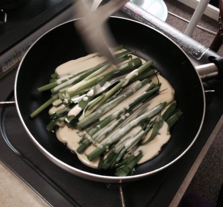 俩种韩式蛋饼,把A的材料放一起搅拌均匀，备好，是做蛋饼用的糊糊。在煎锅里先放切好10公分长的小葱，倒入一半准备好的糊糊，中火煎3-5分钟。