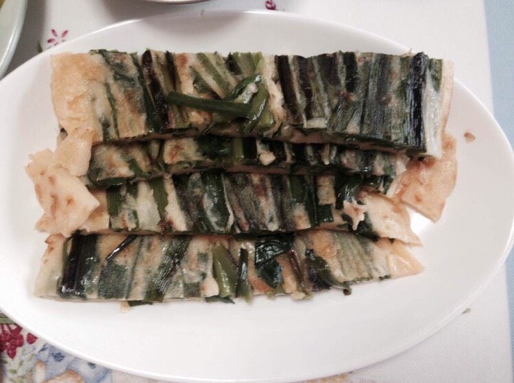 俩种韩式蛋饼,横断葱的方向，切成4排，既成小葱蛋饼