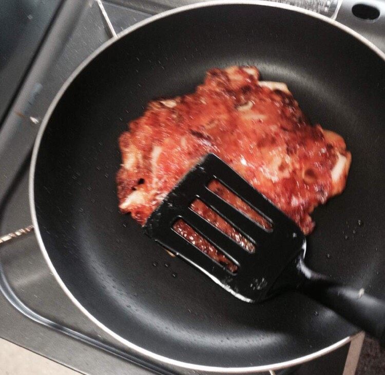 俩种韩式蛋饼,辣白菜饼和韭菜饼尽量摊同样大小的圆形煎