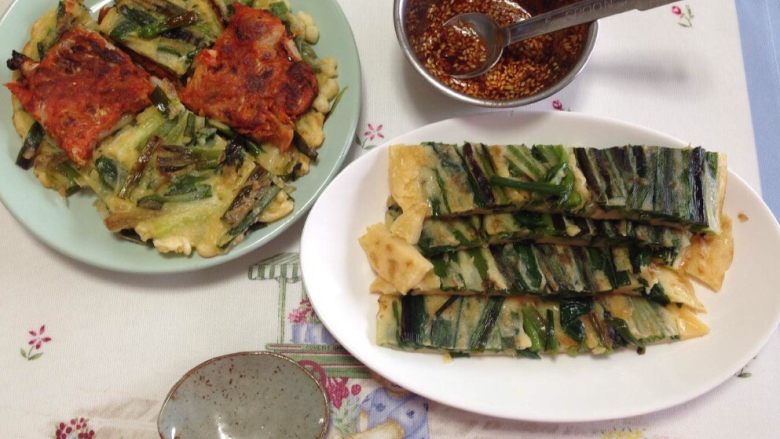 俩种韩式蛋饼,把B调料混合好，上桌即完成