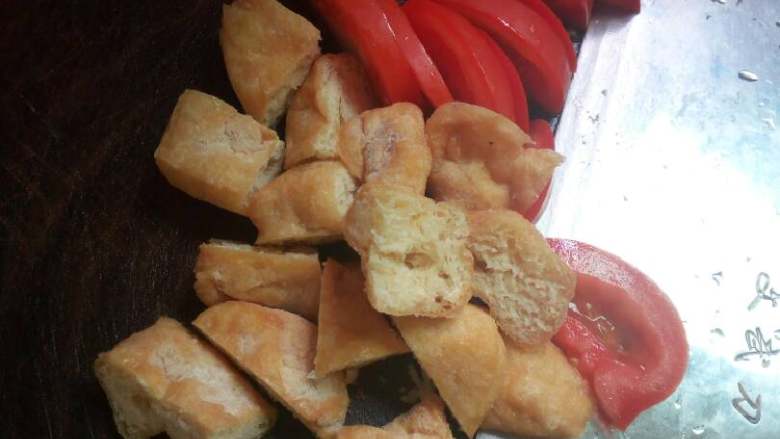 茄香云吞（私人特制——家庭版）,<a style='color:red;display:inline-block;' href='/shicai/ 59'>番茄</a>切块，<a style='color:red;display:inline-block;' href='/shicai/ 483'>油豆腐</a>切开（方便入味）；