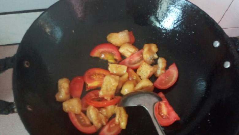 茄香云吞（私人特制——家庭版）,下油锅炒香番茄和油豆腐，放盐调味后倒入清水煮沸做汤底；