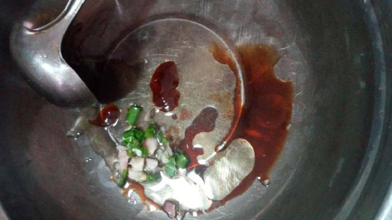 茄香云吞（私人特制——家庭版）,利用煮汤底的空余时间在干净的汤盆里加入一勺花生油、酱油、蚝油、适量葱花