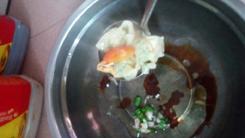 茄香云吞（私人特制——家庭版）,煮好的云吞起锅，倒入准备好的酱料汤盆；