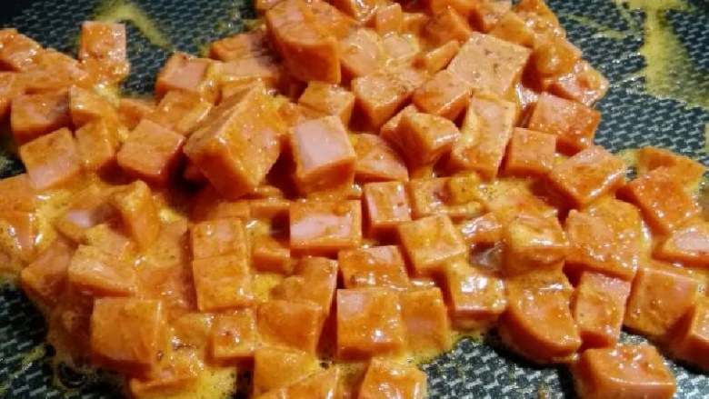 “耳光炒饭”绅士私房菜,加入火腿翻炒