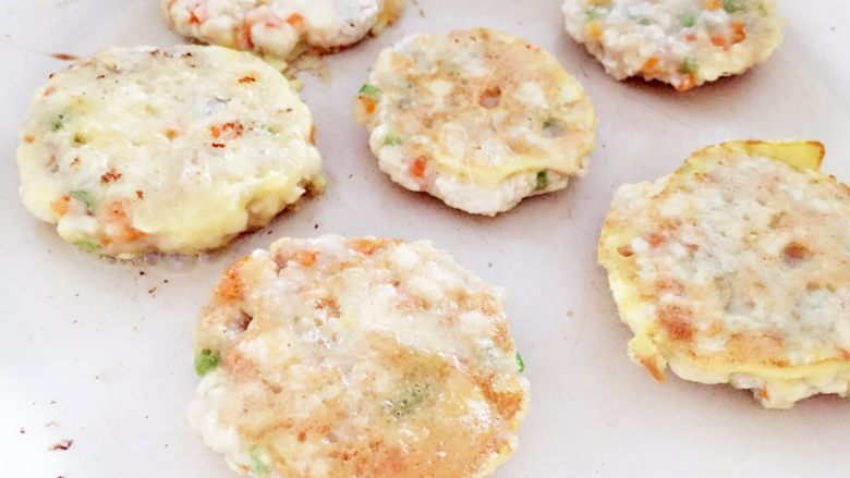韩式豆腐饼—表层包裹蛋液,外酥里嫩,热锅冷油,放入小饼,下锅时先不要动,用小火慢慢煎,等晃动平底锅,小饼可以跟着动时(如果有粘住的,可以用锅铲帮忙下),就可以翻面了,翻面后小火煎,反复翻面,直到两面有点金黄就可以了。
ps: 用平底不沾锅,提前烧热,刷薄薄一层冷油即可,不要用很多油哈!