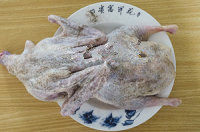 天凉好食鸭之江南烤鸭 ,鸭子清洗干净，去除内脏和头，用黑胡椒粉和盐擦鸭子的内外，腌制2小时，